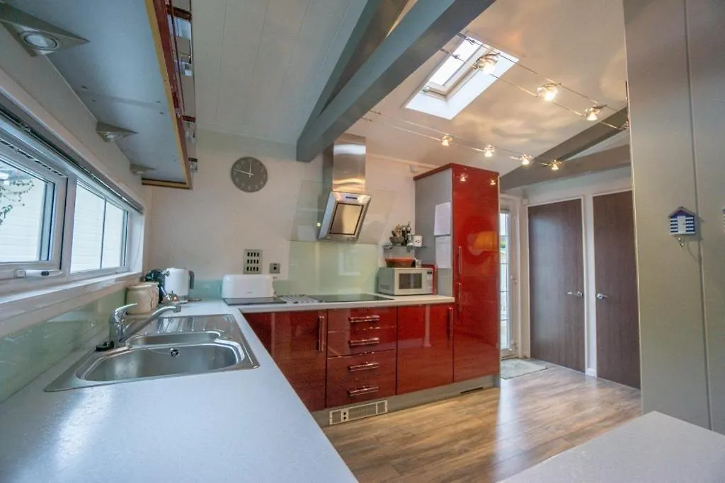 Chalet M6, The Warren, *