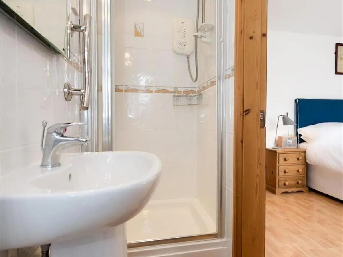 Cozy Holiday In Britain With Private Garden *