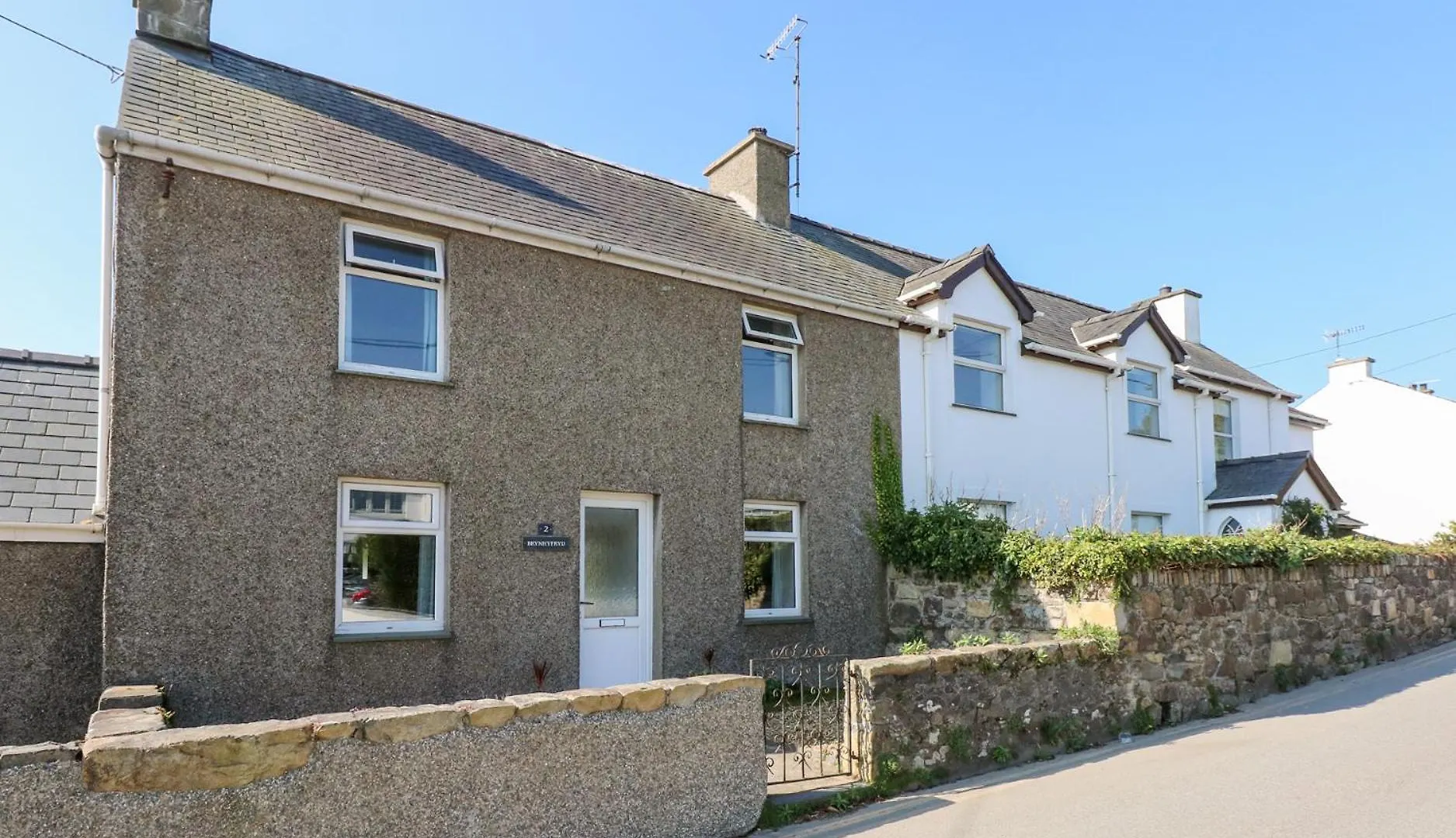2 Bryn Hyfryd * Abersoch