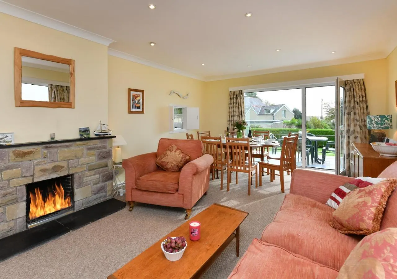 10 Llwyn Onn Hut * Abersoch