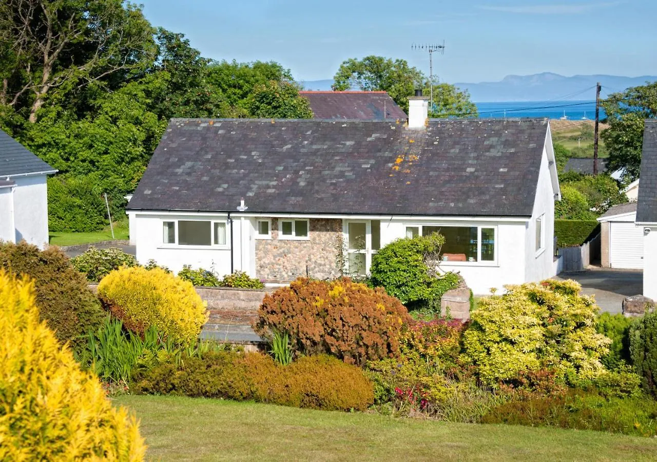 10 Llwyn Onn Hut * Abersoch