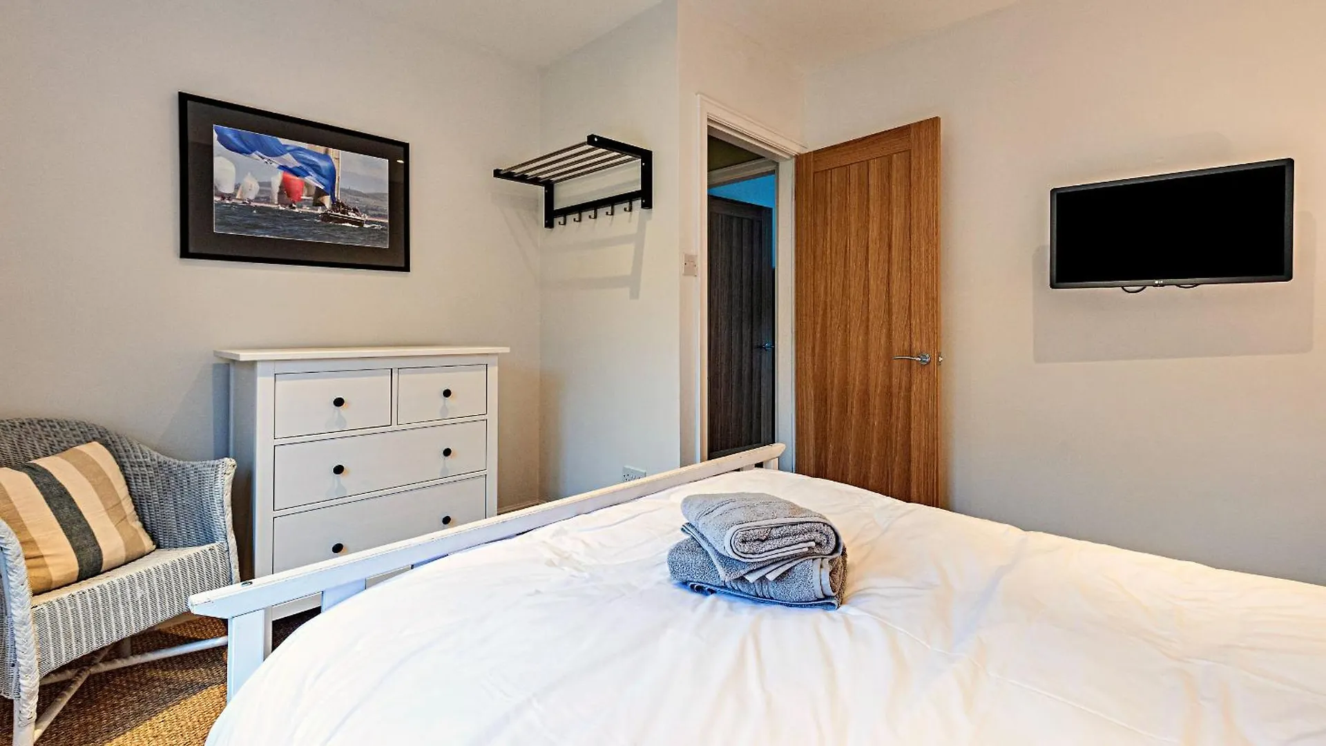 Finest Retreats - Hampton Coast * Abersoch