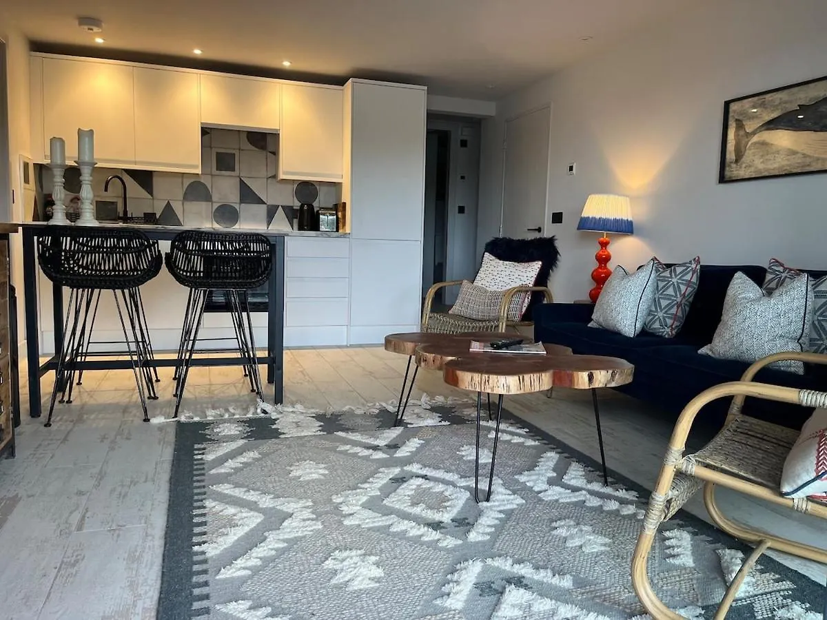 Seascape Apartment *