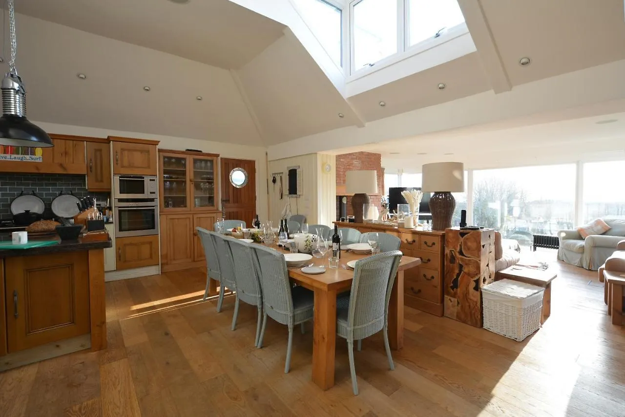 Penmorfa - Sublime Retreat With Roof Terrace, 80m From Beach, Great For Surfing *
