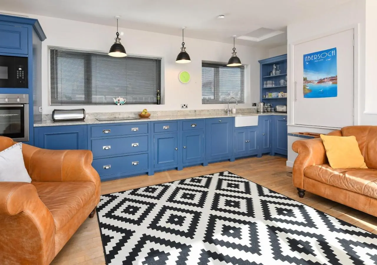 20 Cae Du Apartment